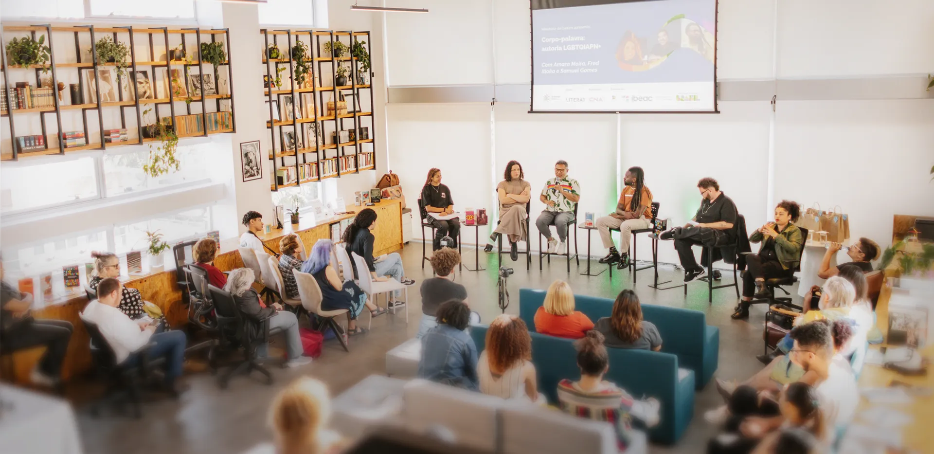 Um espaço vivo onde <br />
a curiosidade se move - e nos move <br />
- para novas <br />
formas de pensar e fazer.